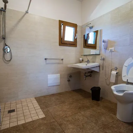 Eden מלון קרוביניו